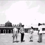 سهراب سپهری . هند ، سال ۱۳۴۳ به همراه پسرعمويش تيمور سپهري